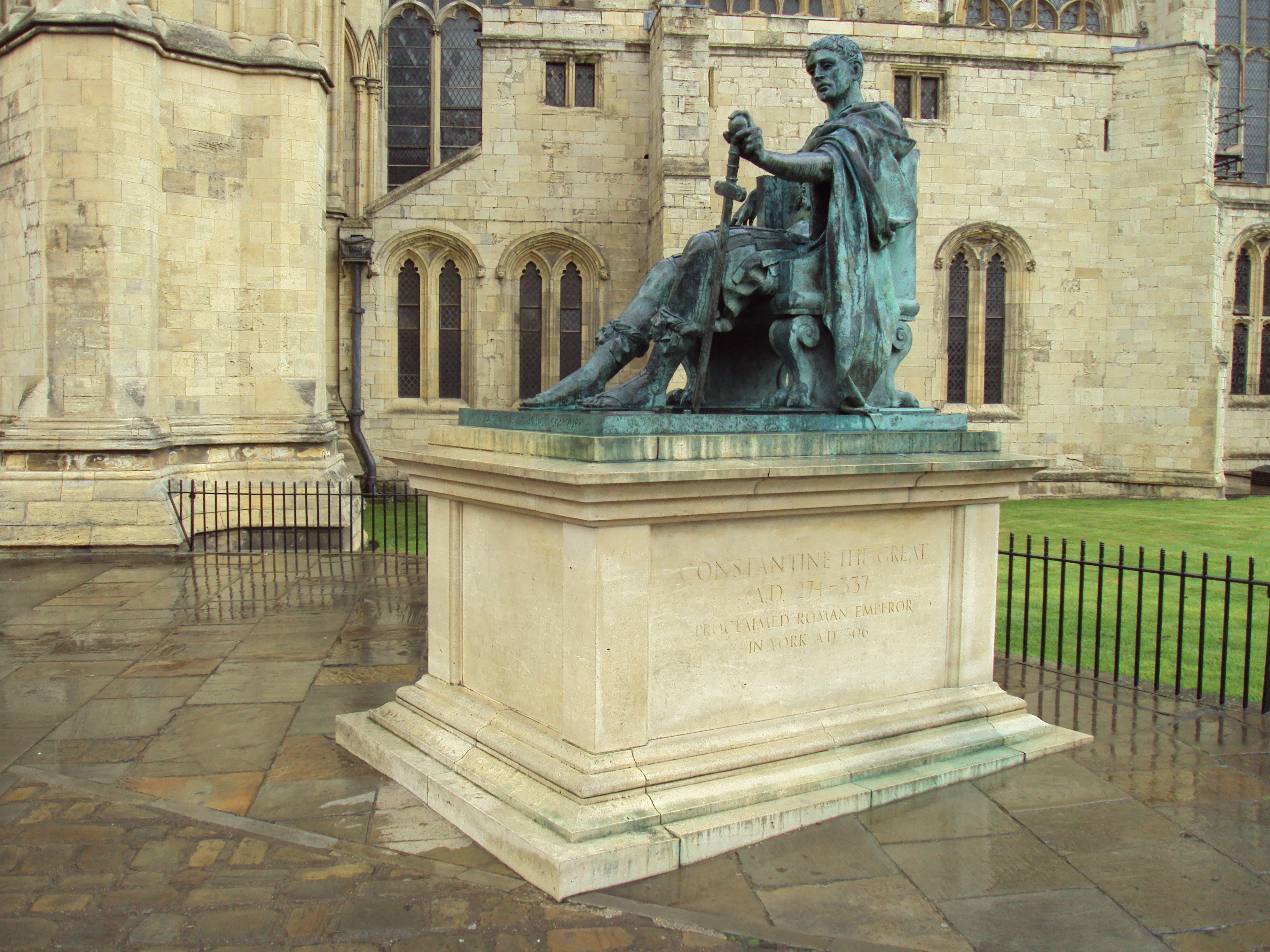 Constantine_the_Great_statue_outside_York_Minster_-_DSC07907